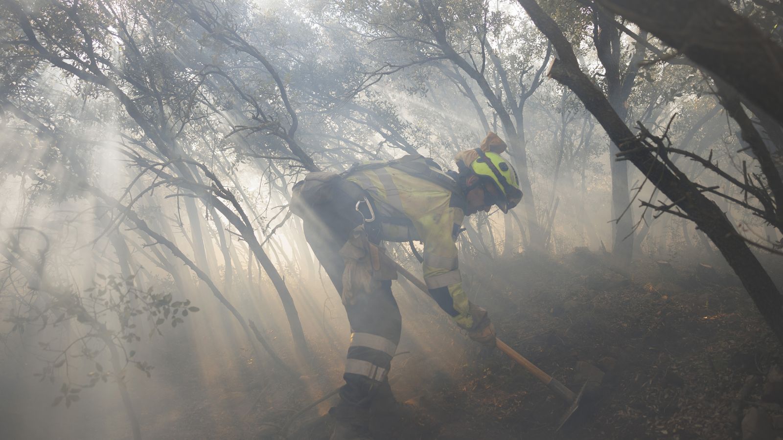 Un brigada forestal acomet tasques d'extinció a l'incendi de Begís