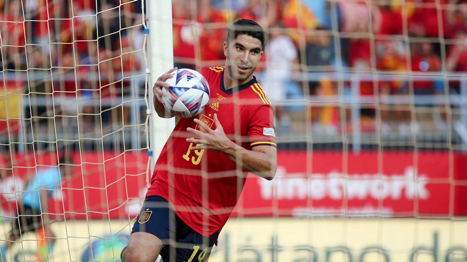 Carlos Soler celebra el primer gol
