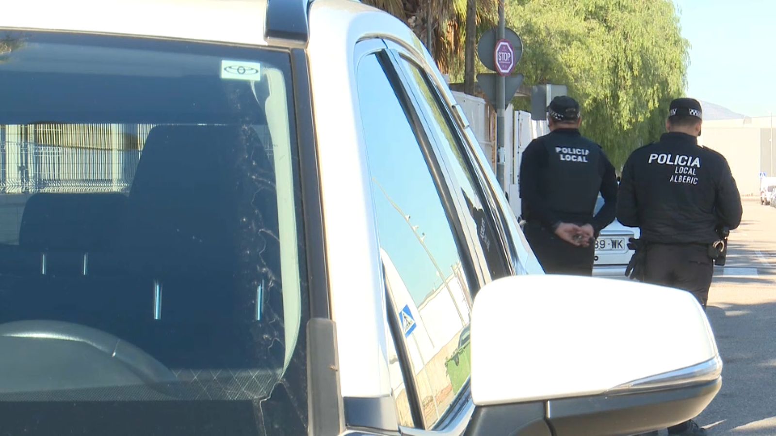 Una patrulla de la Policia Local a les portes de l'IES Consuelo Aranda d'Alberic