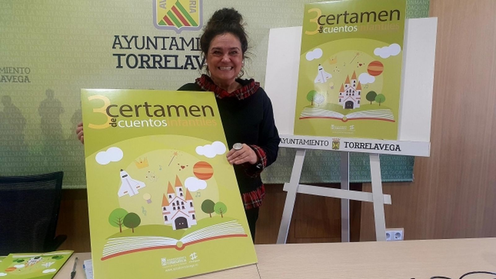 La regidor de Cultura, Esther Vélez, presenta el III Certamen de Contes Infantils de l'Ajuntament de Torrelavega