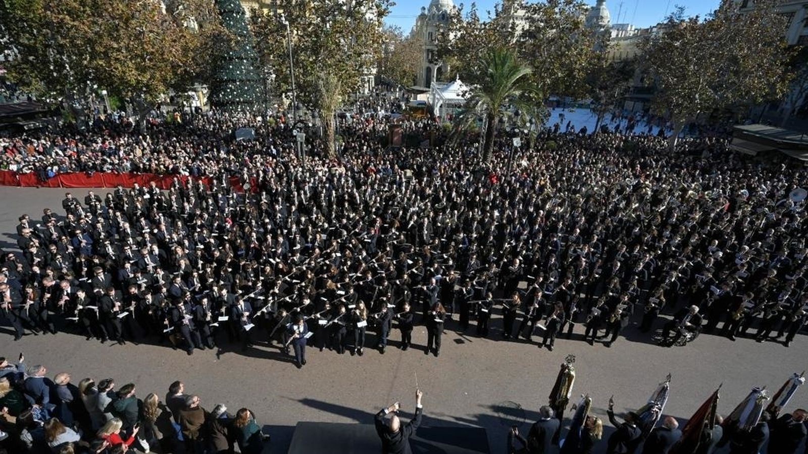 1.000 músics a la plaça de l'Ajuntament de València reten homenatge al Mestre Serrano
