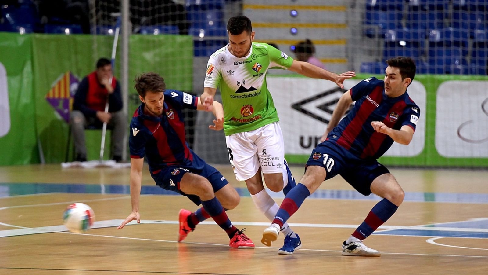 Un jugador local se'n va de Sena i Javi Alonso