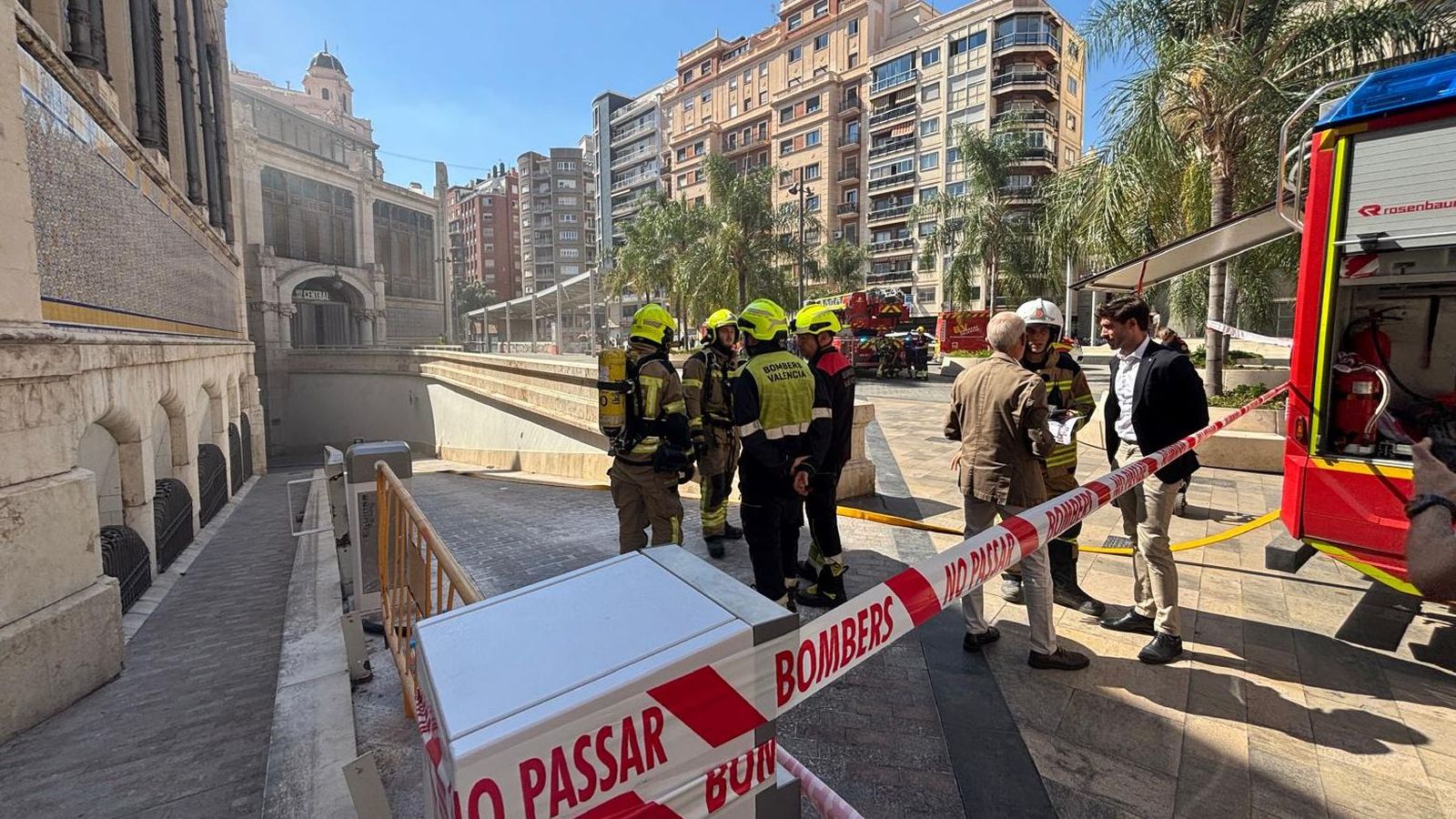 Bombers a la porta del Mercat Central