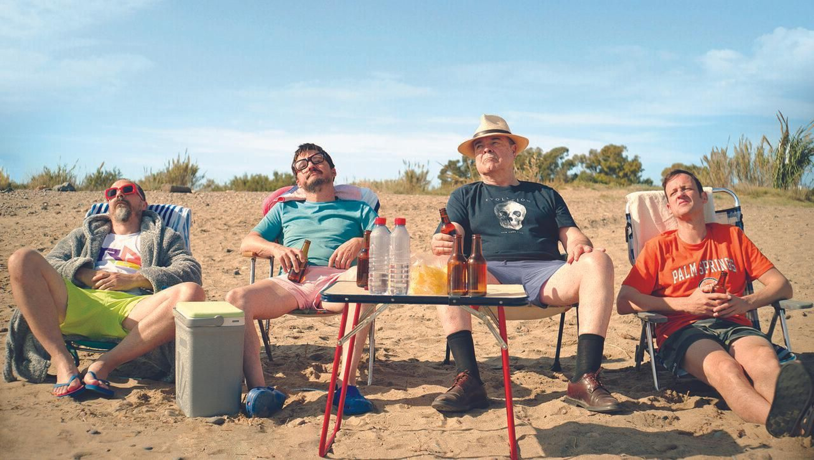 'En temporada baja', posa en escena la vida de quatre homes que no passen pel seu millor moment i que, per raons econòmiques, es veuen obligats a viure en un càmping