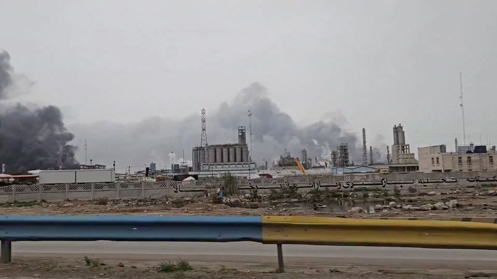 Fum dels bombardeigs a l'àrea petroquímica de la província iraniana de Bandar Mahshahr