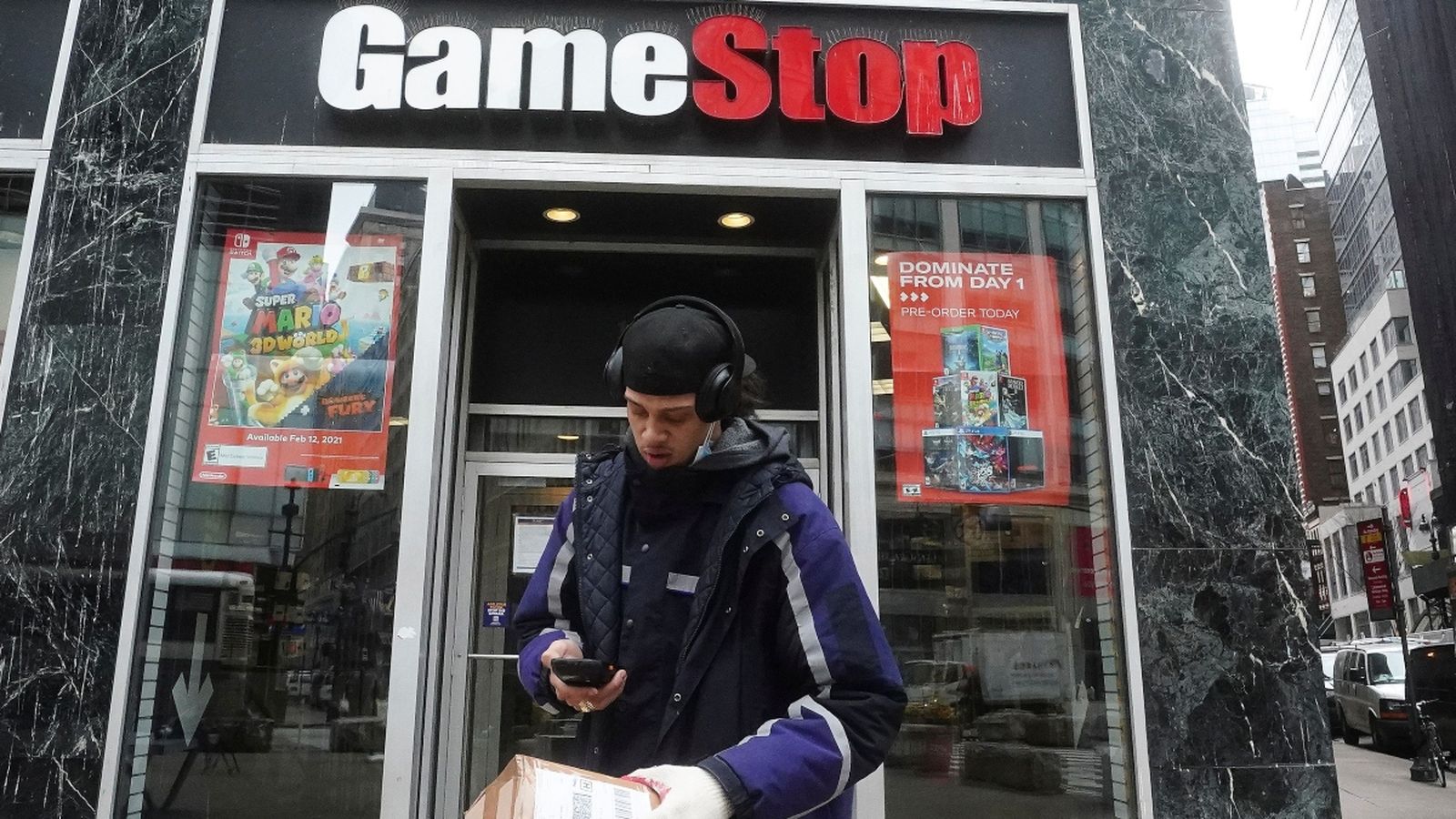 Un repartidor prepara un paquet per a una botiga de GameStop en el districte de Manhattan de Nova York, als Estats Units