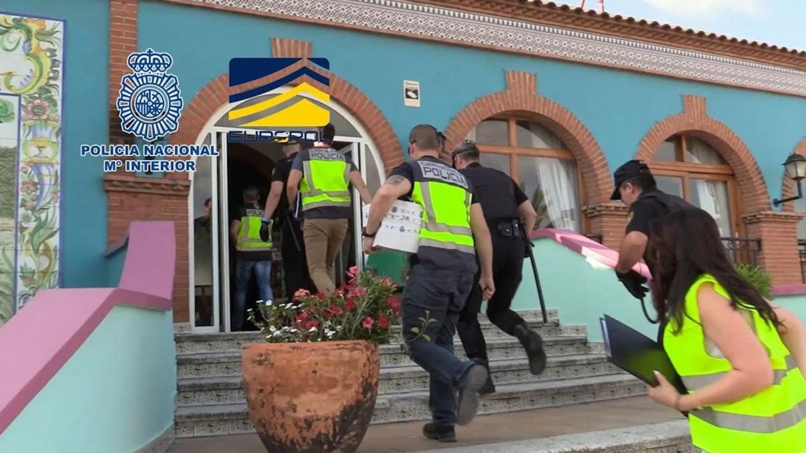 Agents de la Policia Nacional durant l'operació