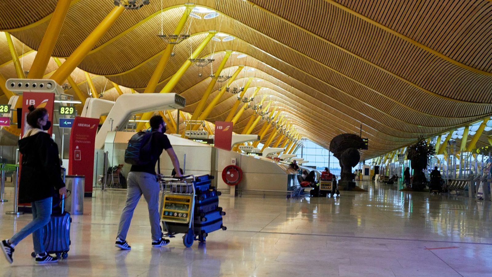 Passatgers a una terminal de l'Aeroport Adolfo Suárez Madrid-Barajas