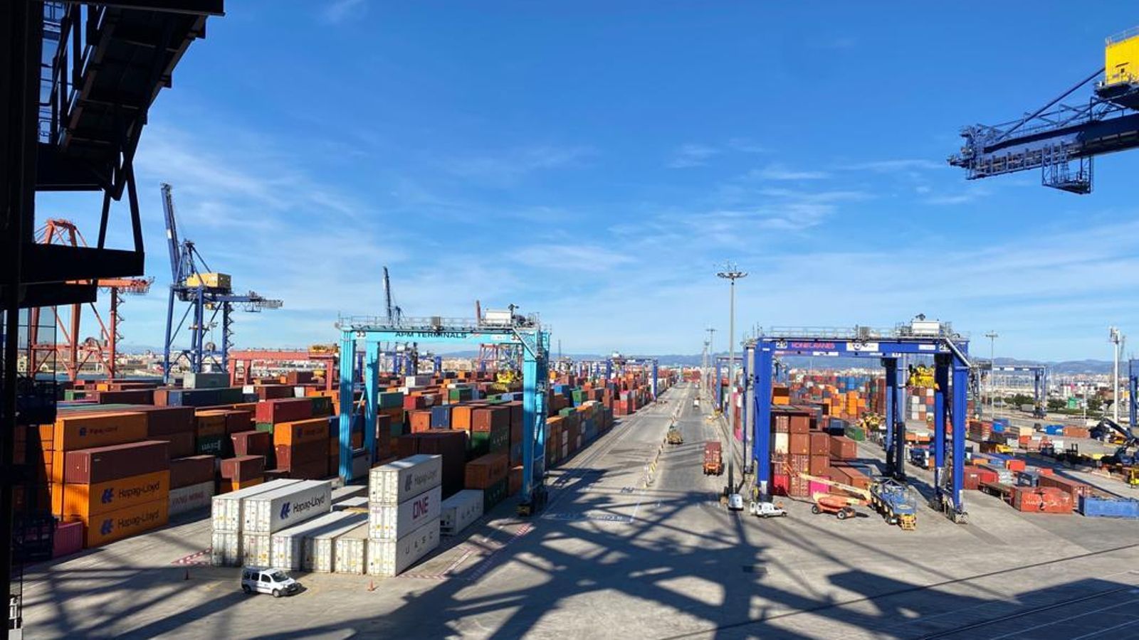 Contenidors en una de les terminals del port de València