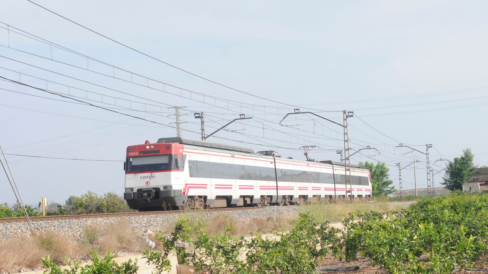 Un tren de rodalia s'aproxima a l'estació d'Algemesí, en una imatge d'arxiu