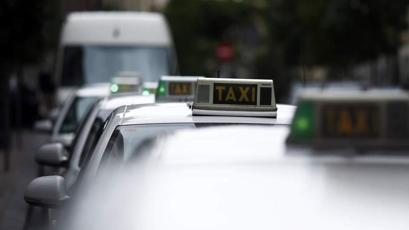 Els taxistes denuncien que les VTC capten clients al carrer “de forma il·legal” durant les Falles