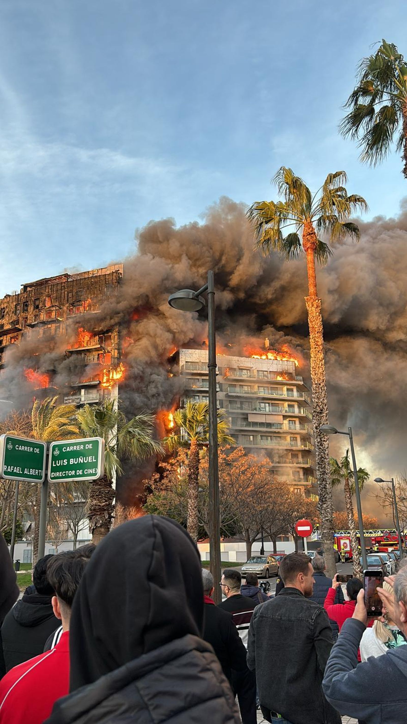 Imatges de l'incendi de l'edifici a Campanar, vistes des del carrer