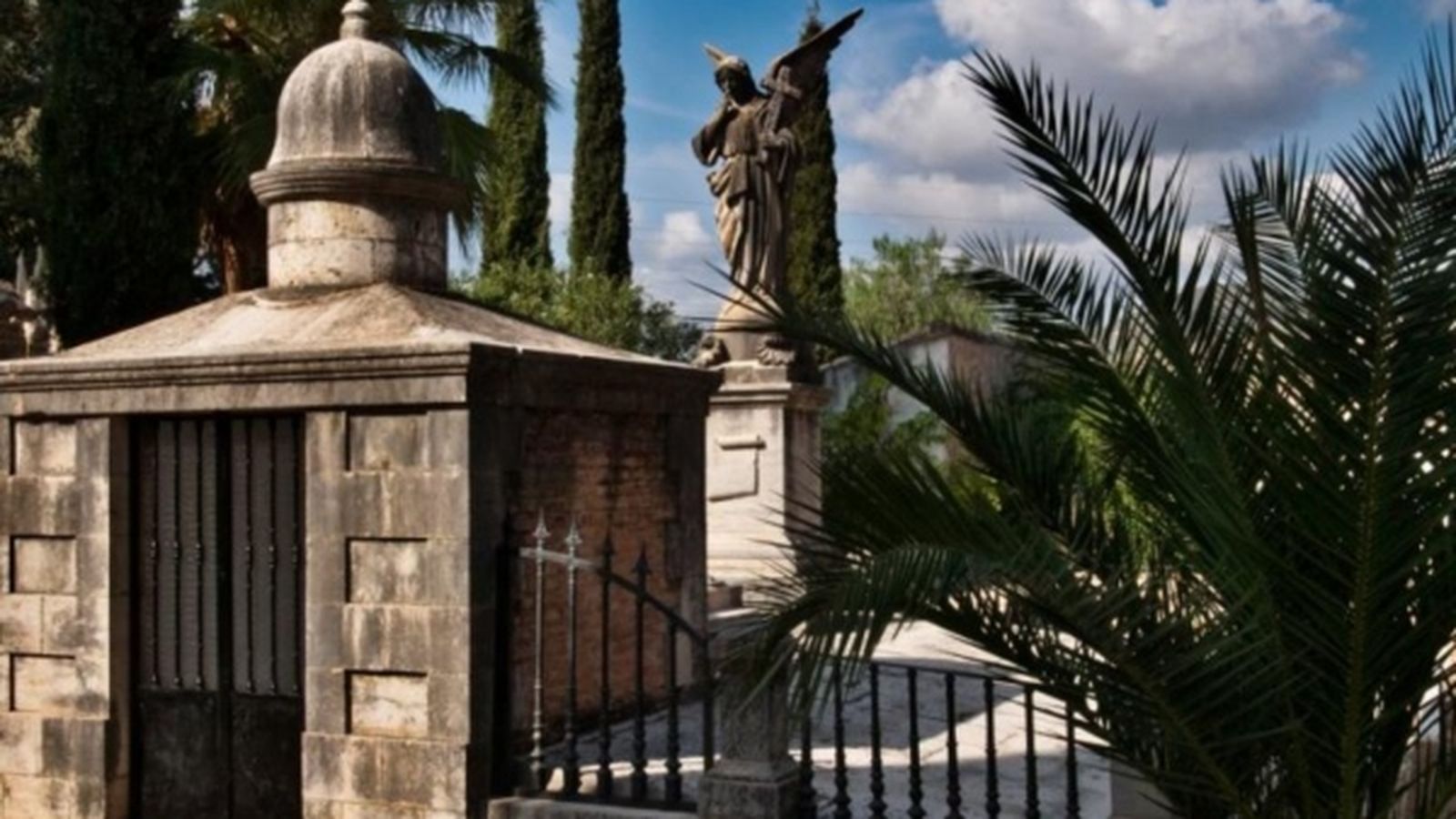 El cementeri històric de Bunyol té la protecció patrimonial de bé de rellevància local i posseeix 435 tombes amb simbologia maçònica