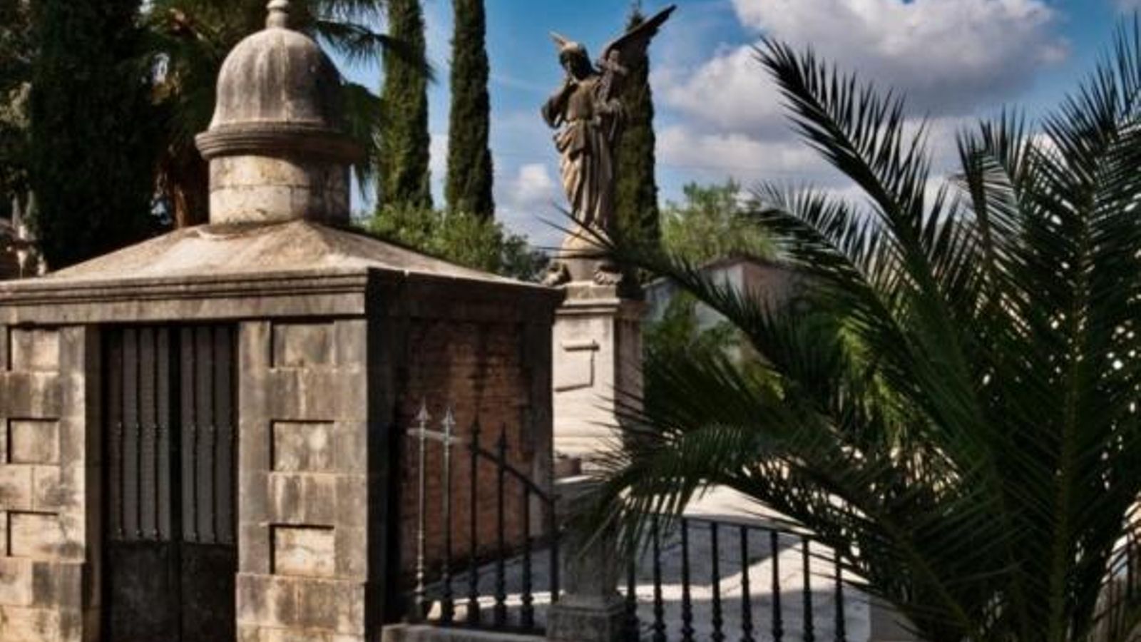 El cementeri històric de Bunyol té la protecció patrimonial de bé de rellevància local i posseeix 435 tombes amb simbologia maçònica