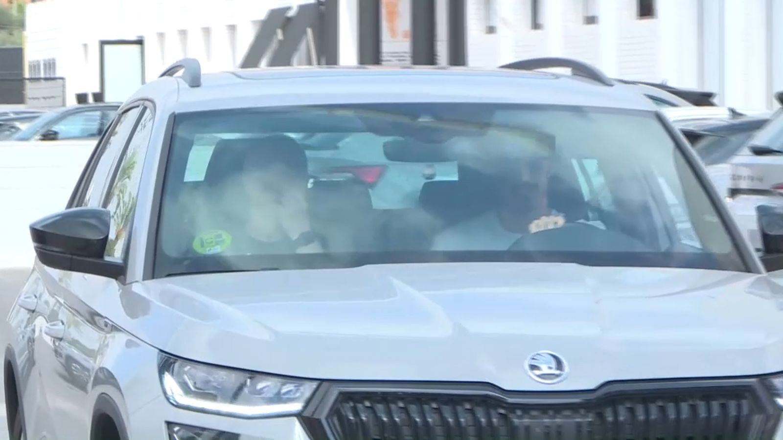 Almeida ix de la Ciutat Esportiva acompanyat del metge del club