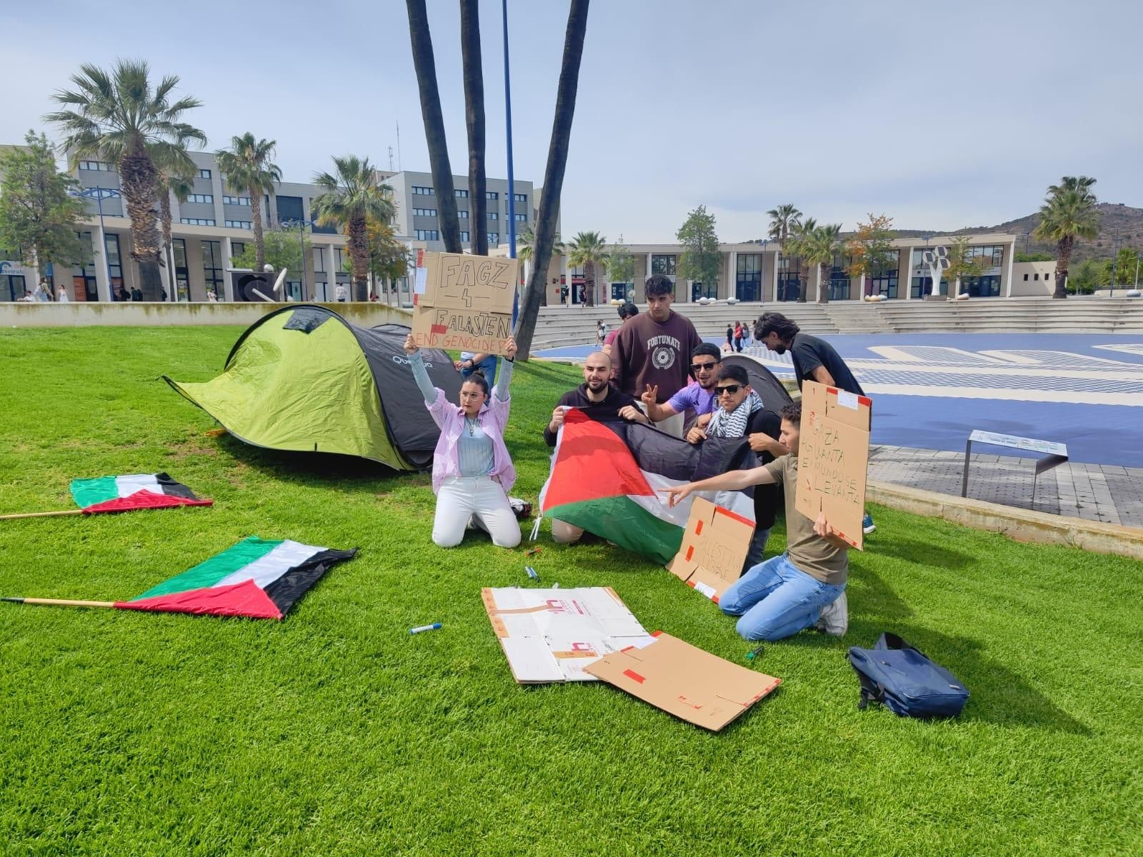 L'estudiantat comença a acampar a l'Àgora