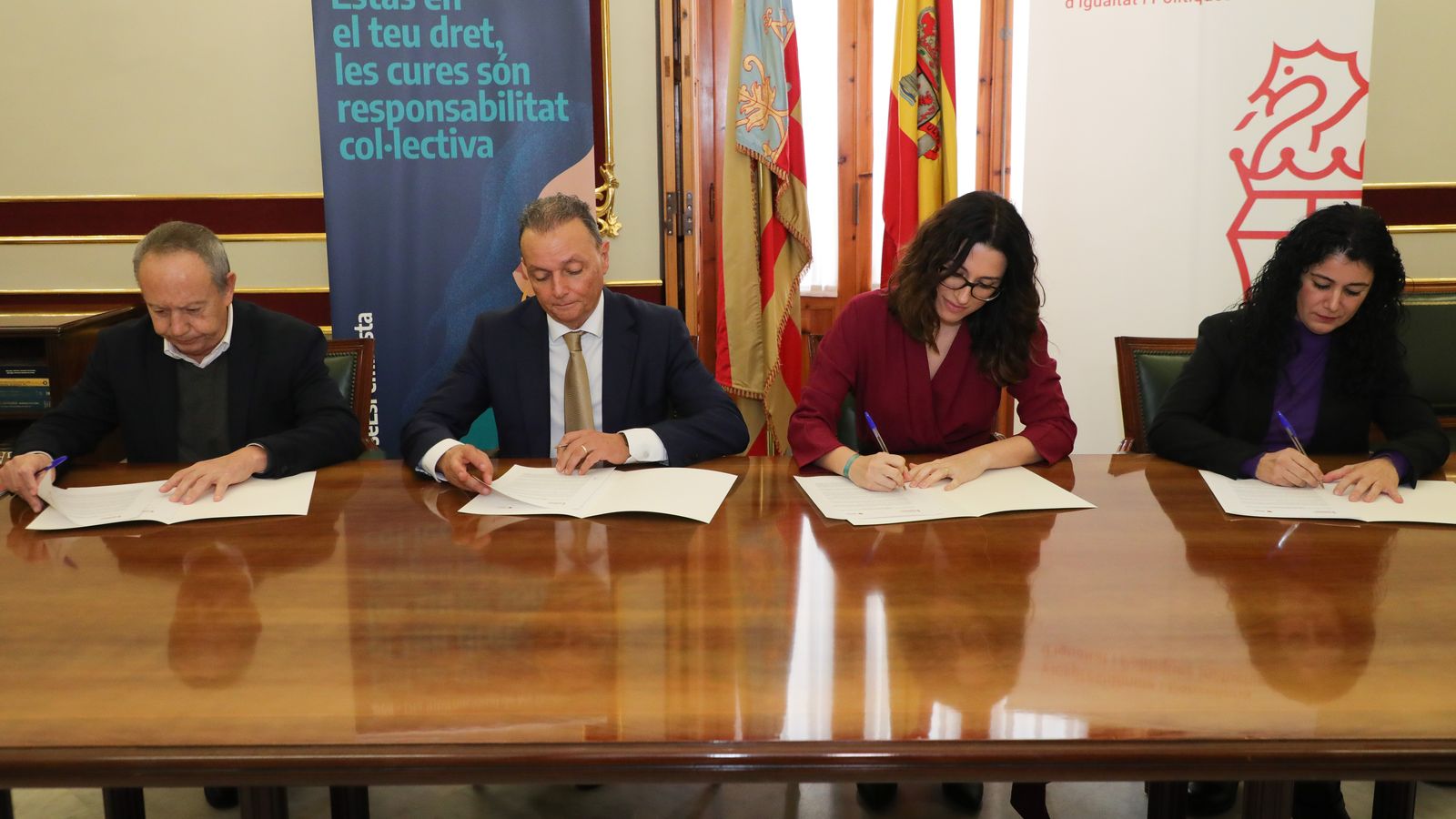 La vicepresidenta i consellera d'Igualtat i Polítiques Inclusives, Aitana Mas, signatura l'acord amb sindicats i patronal