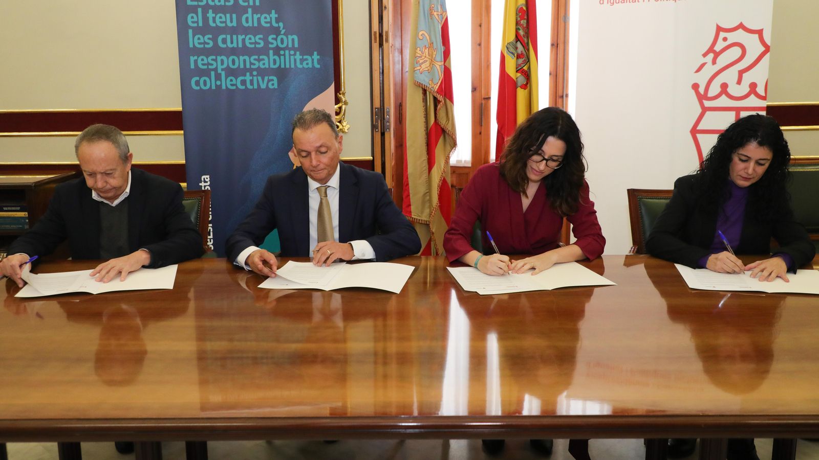 La vicepresidenta i consellera d'Igualtat i Polítiques Inclusives, Aitana Mas, firma l'acord amb sindicats i patronal La vicepresidenta i consellera d'Igualtat i Polítiques Inclusives, Aitana Mas, signatura l'acord amb sindicats i patronal
