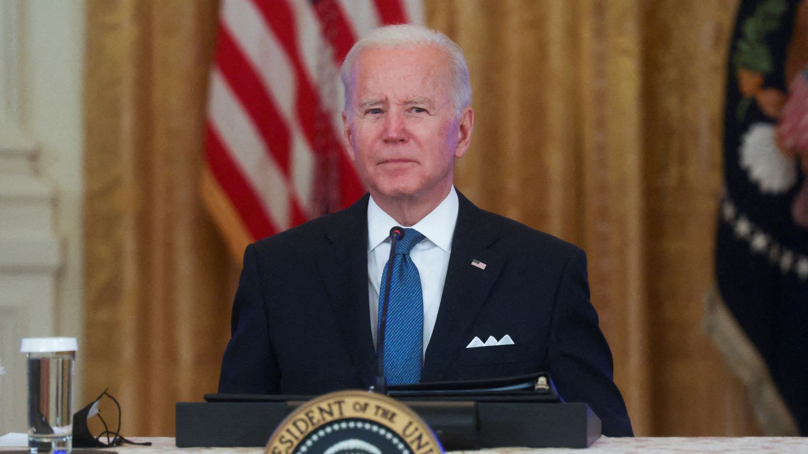El president Biden escolta la pregunta del reporter de la cadena Fox News