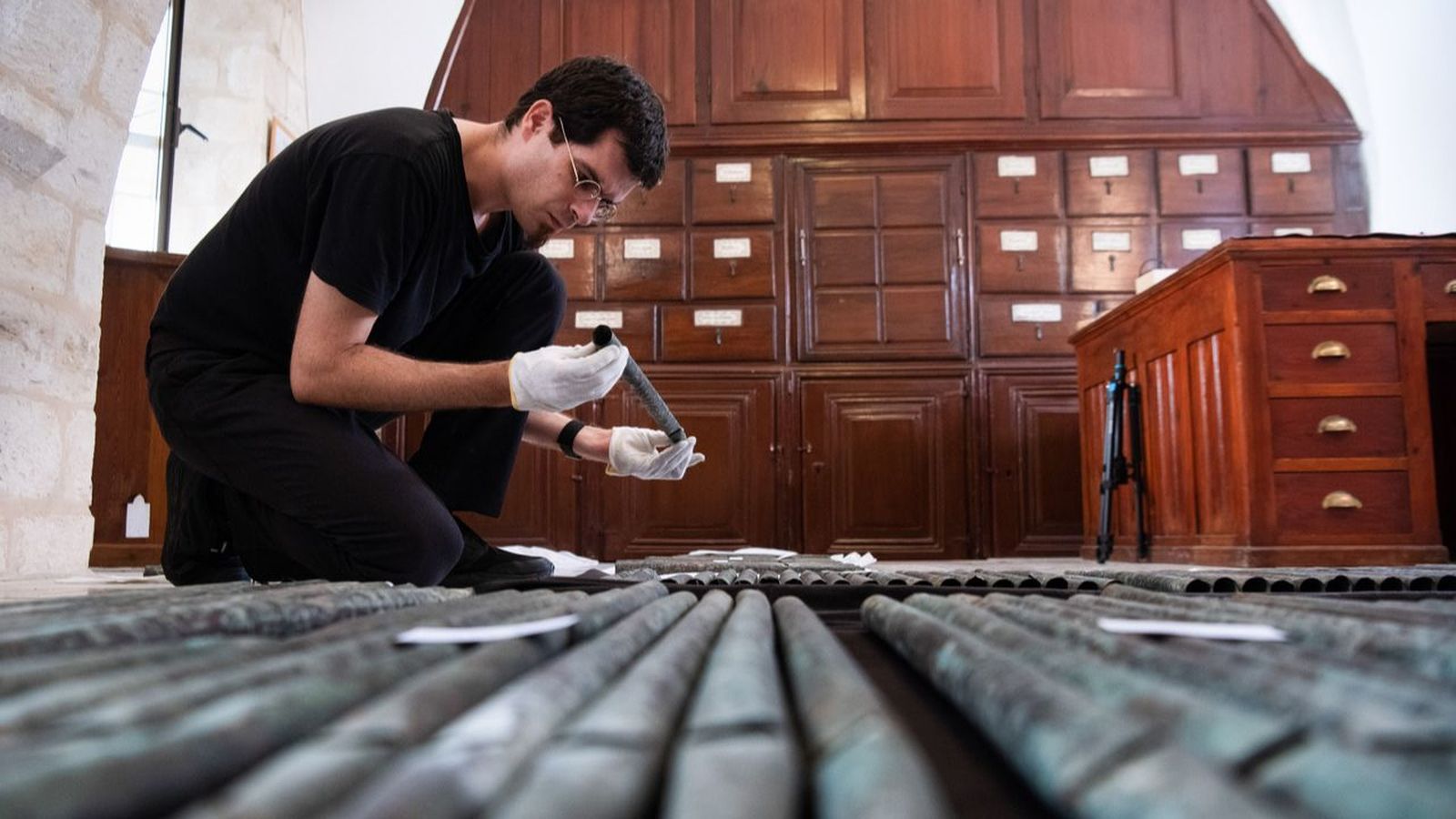 L'investigador David Catalunya treballa en l'orgue soterrat pels croats