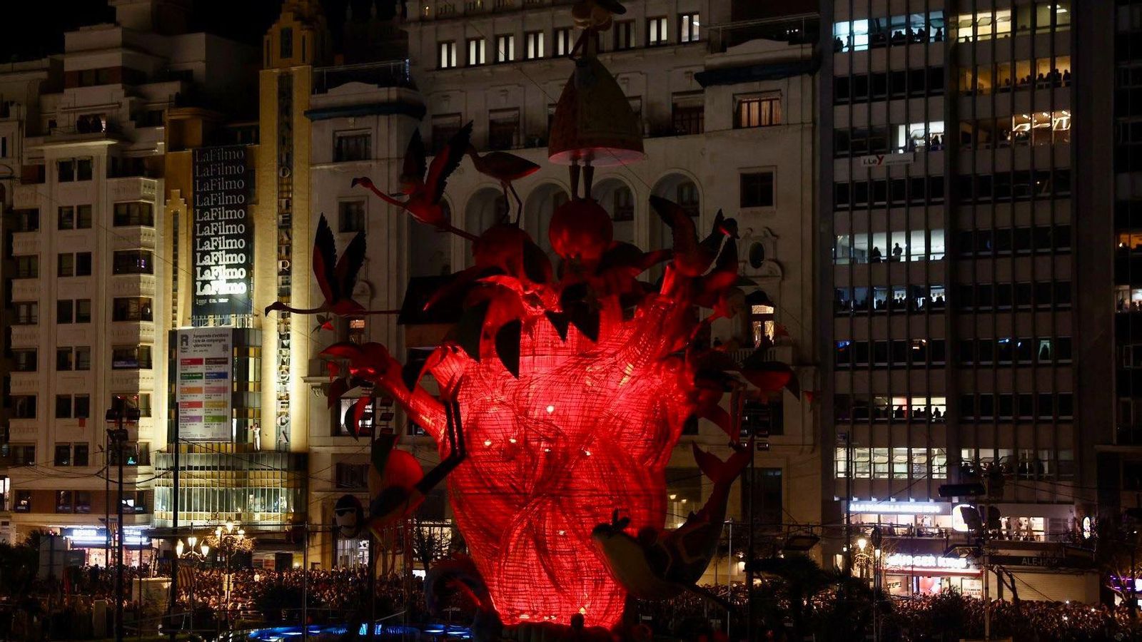 La falla municipal, que porta per lema "Cardioversió valenciana", s'encén per les nits per a donar vida al gran cor que constitueix l'element central de la falla
