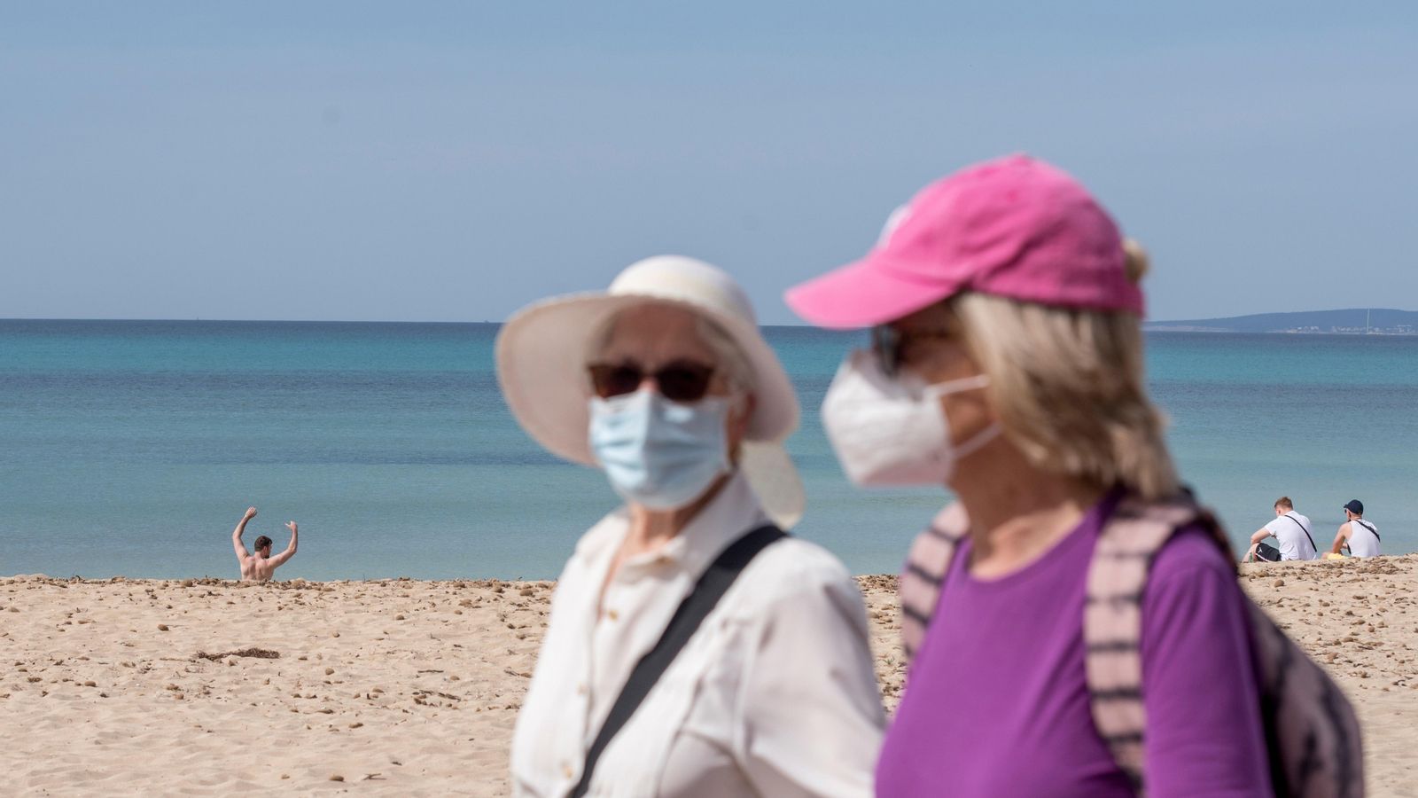 Dos turistes a una platja de Palma de Mallorca