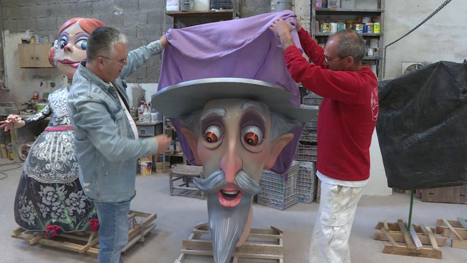 Les falles arriben a Andorra. Foto de portada: Un artista faller mostra part del seu treball.