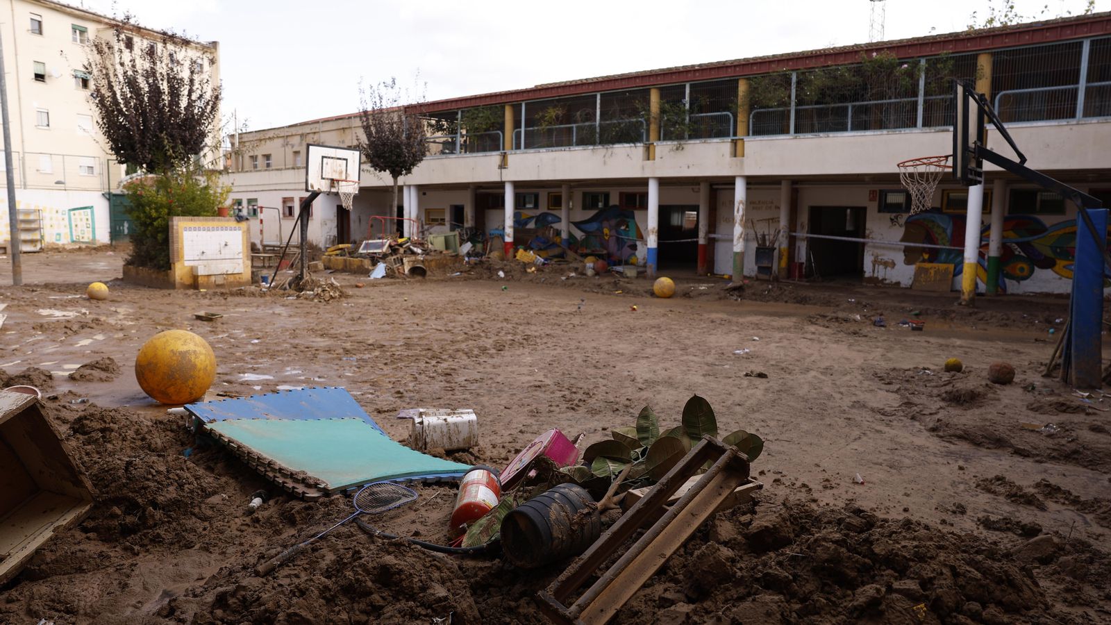 El pati d'un col·legi ple de fang a Algemesí