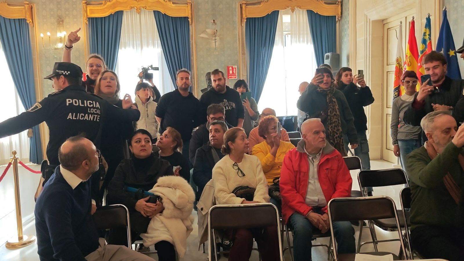 Desallotgen diverses persones del ple de l'Ajuntament d'Alacant per protestar