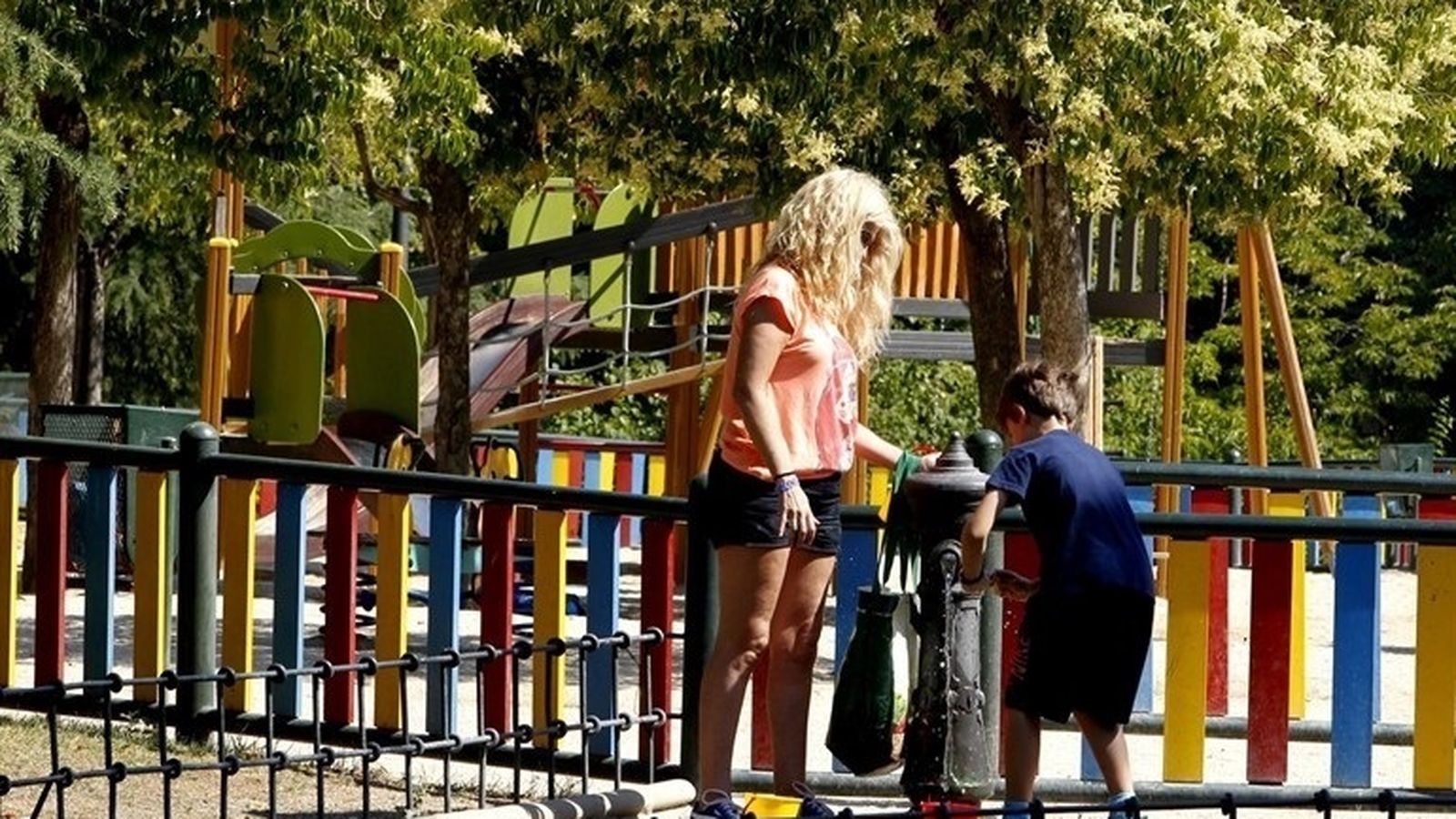 Una mare i el seu fill, en arxiu