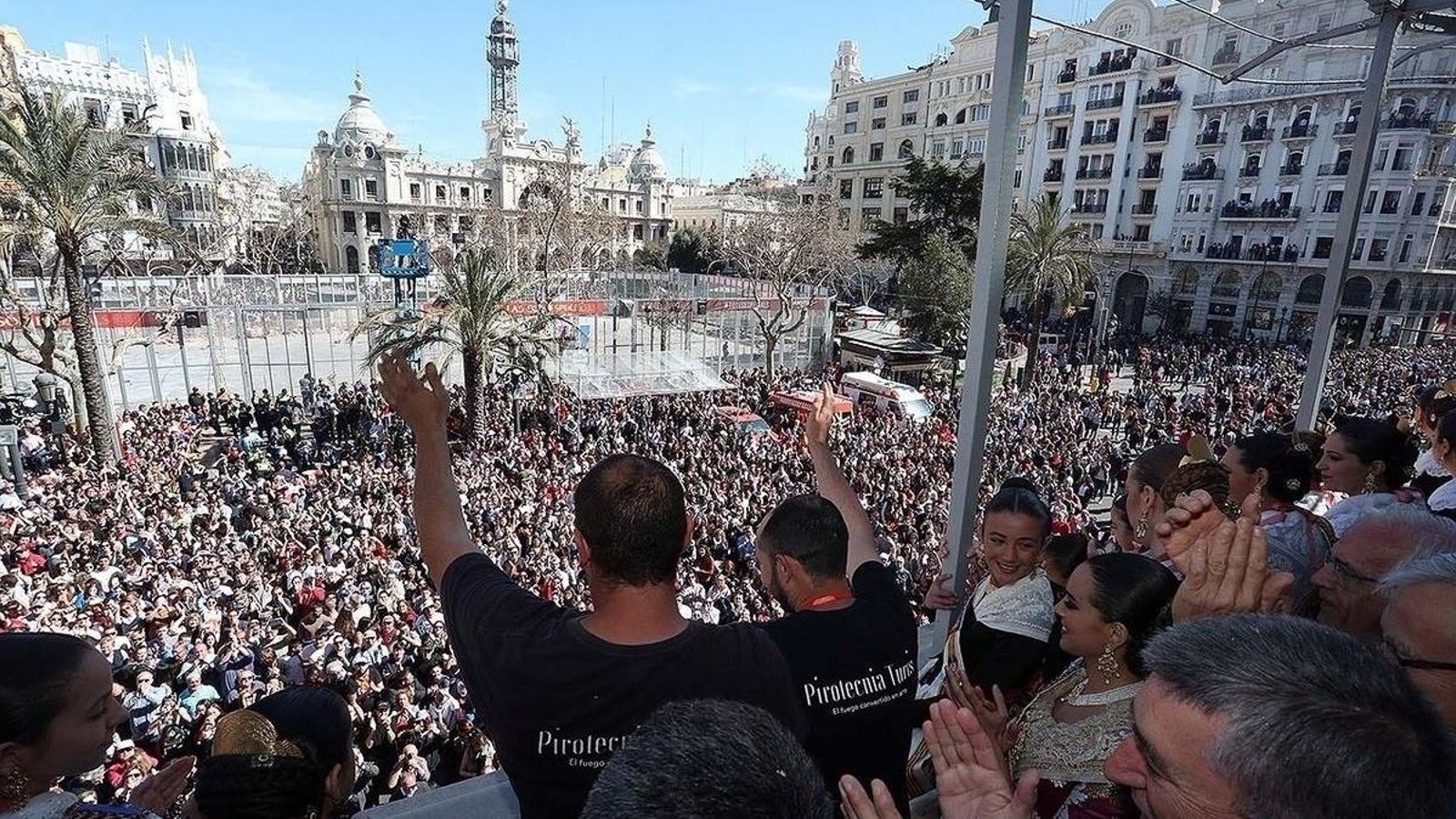 L'equip de la pirotècnia puja al balcó de l'Ajuntament després d'una mascletà de 2019