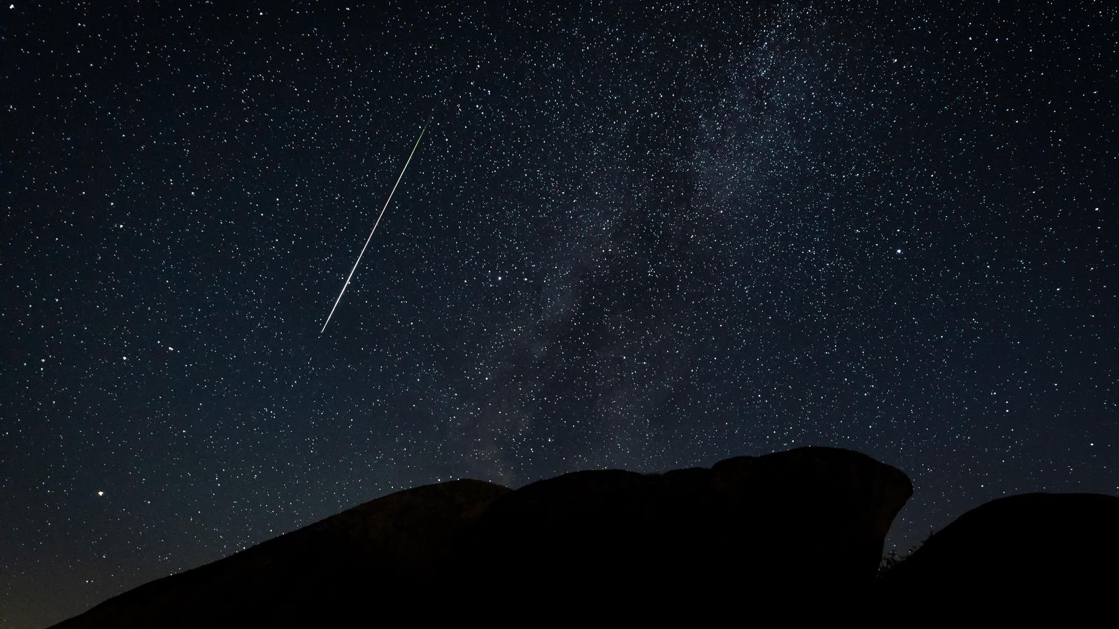 Una estrela fugaç il·lumina el cel, en una imatge d'arxiu