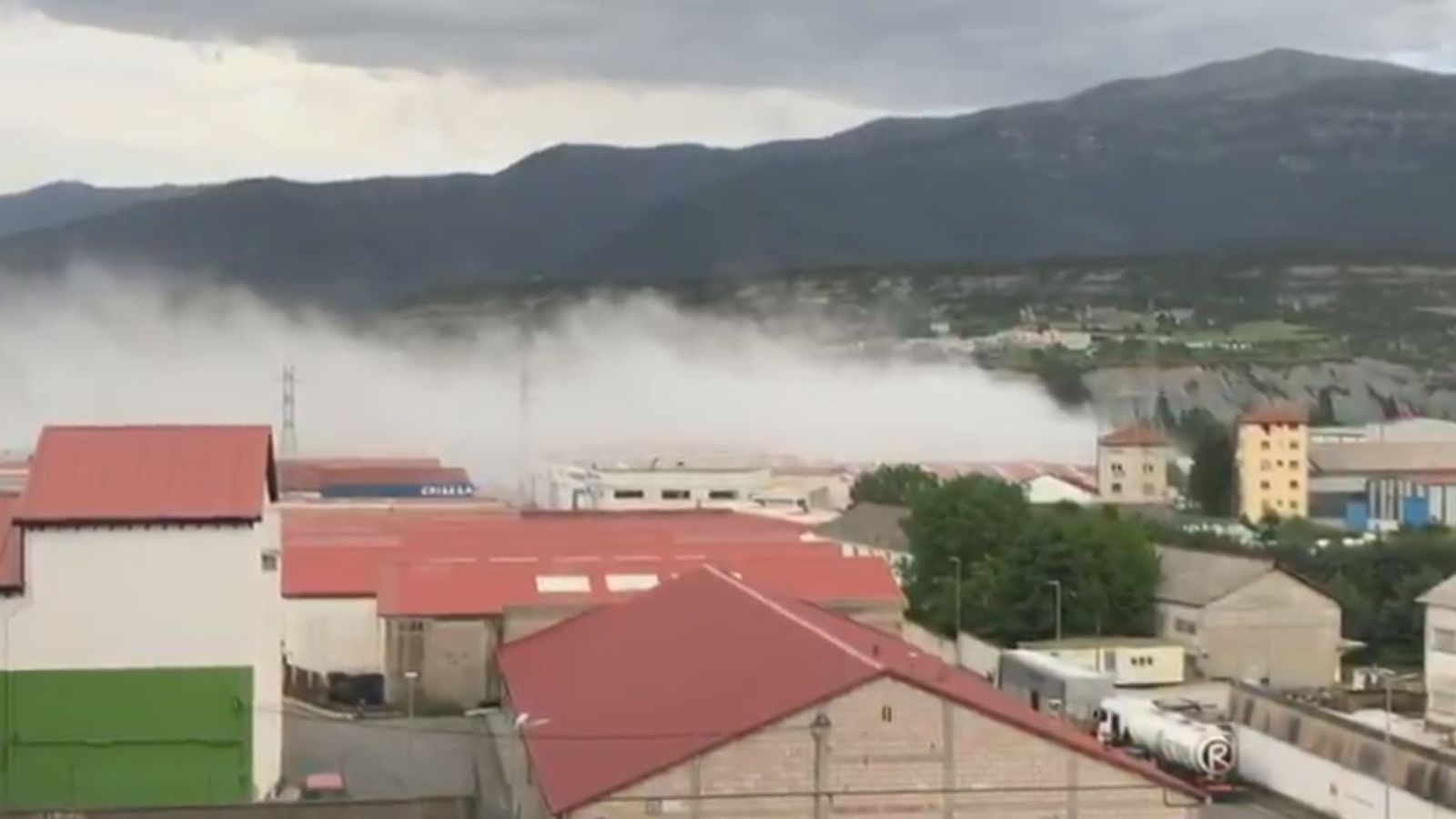 El foc, que s'ha estés amb rapidesa per les instal·lacions de la planta, ha causat emanacions tòxiques