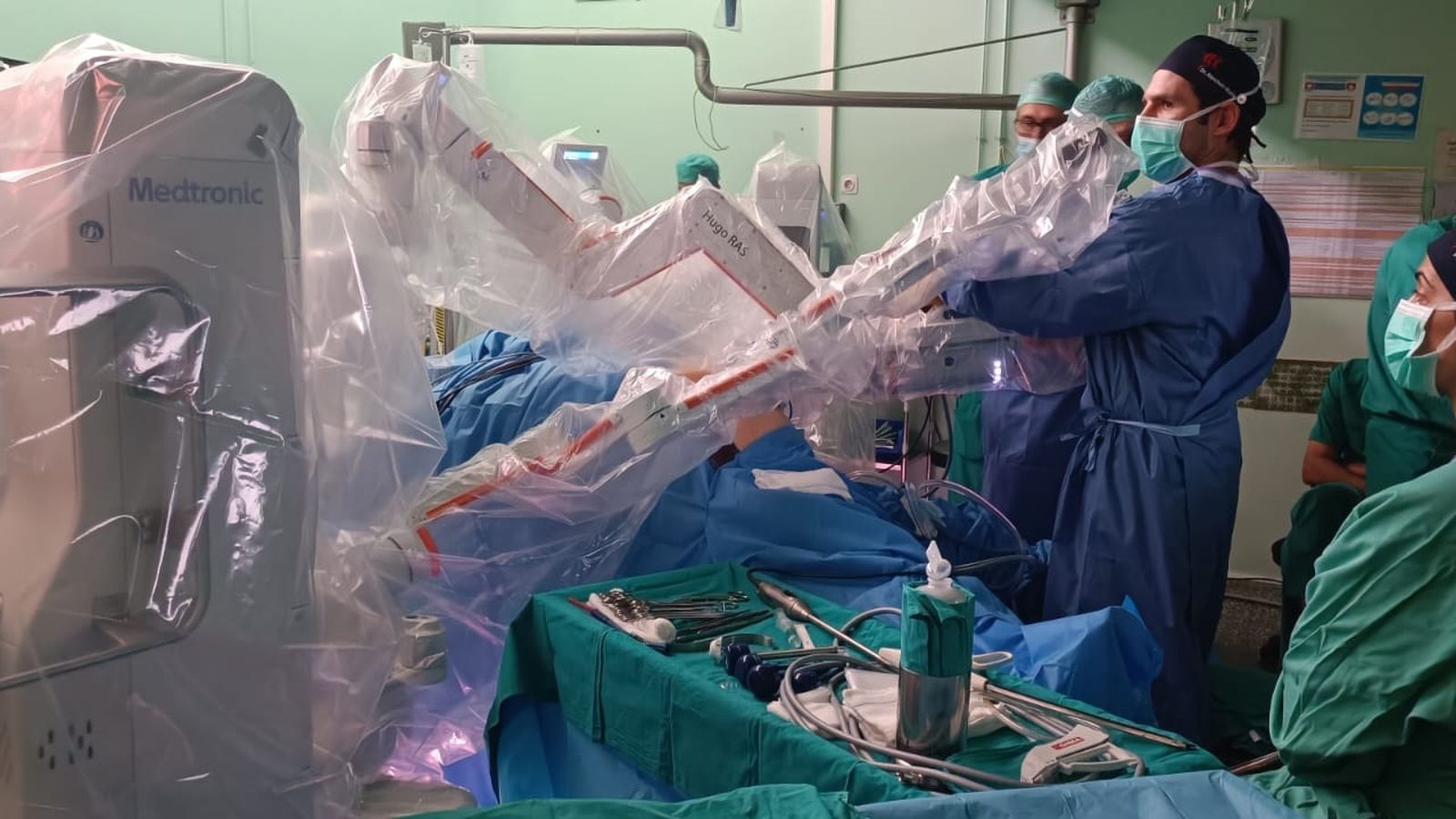L'Hospital General d'Elx, pioner en una intervenció amb cirurgia assistida amb un robot d'última generació
