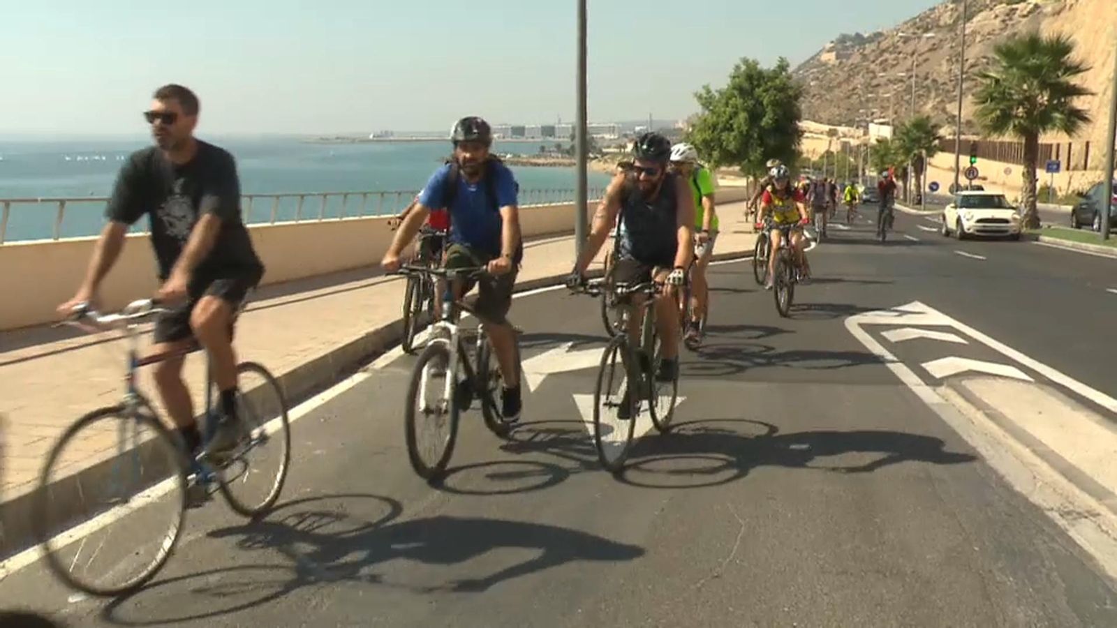 Els col·lectius ciclistes d'Alacant i la Plataforma comarcal per la mobilitat sostenible han eixit aquest dissabte al carrer per a reivindicar un carril bici per la façana litoral d'Alacant. Els col·lectius ciclistes d'Alacant i la Plataforma comarcal per la mobilitat sostenible han eixit aquest dissabte al carrer per a reivindicar un carril bici per la façana litoral d'Alacant.