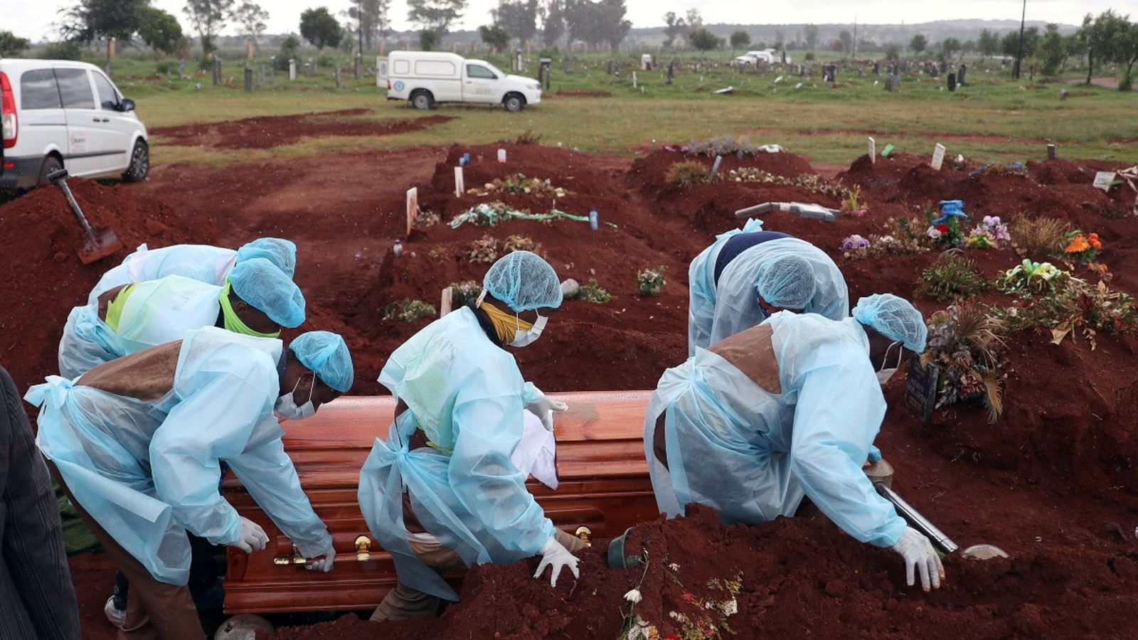 Soterrar d'una víctima de Covid-19 en el cementeri d'Olifantsvlei, a Joburg, Sud-àfrica