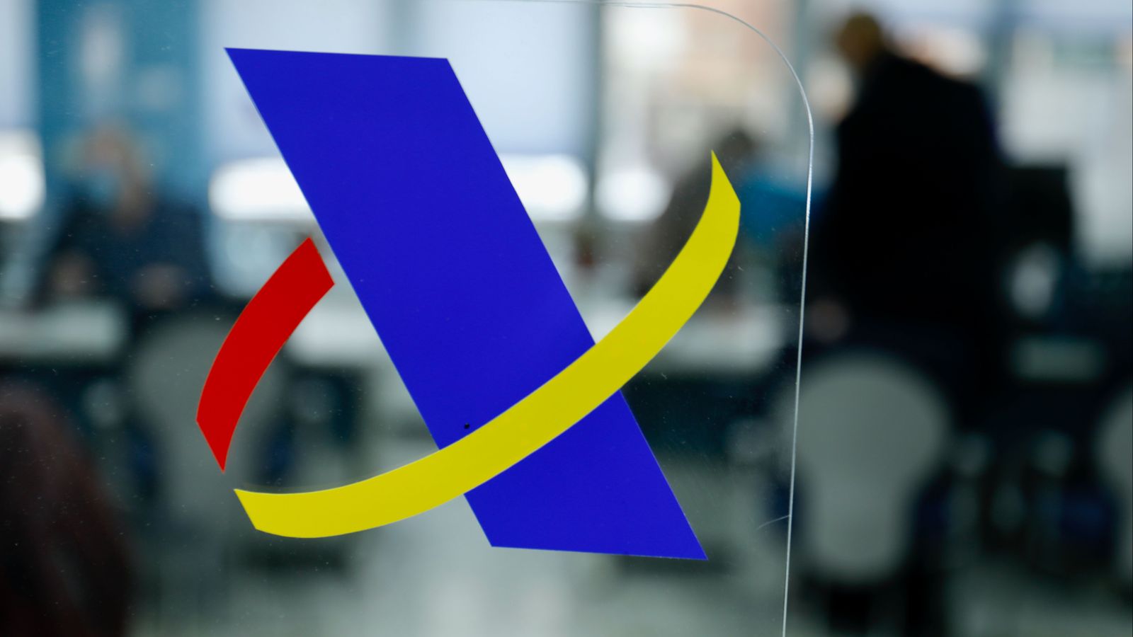 Imatge d’arxiu del logotip de l'Agència Tributària en una mampara