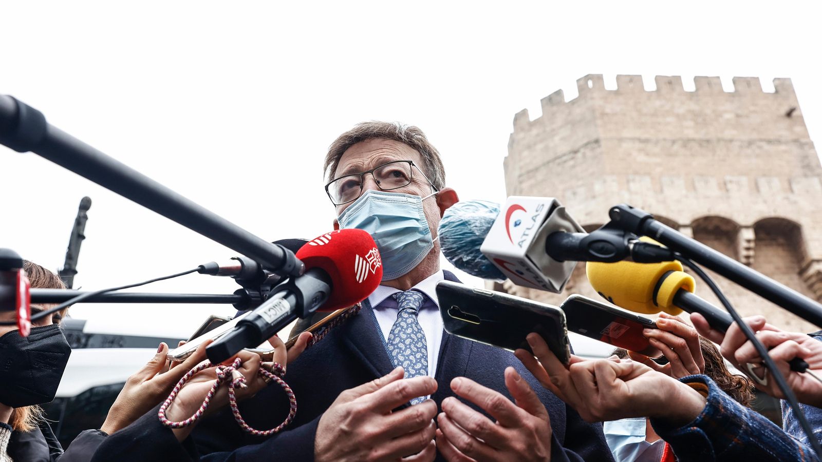 El president de la Generalitat, Ximo Puig, atén els mitjans de comunicació en una imatge d'arxiu