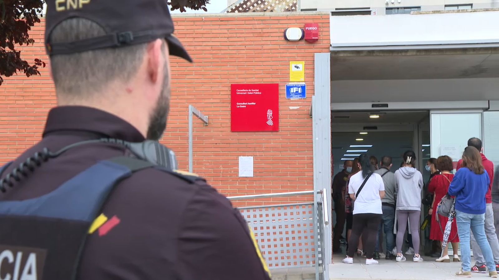 Un agent de la policia autonòmica vigila l'accés al centre de salut de la Coma, on els controls de seguretat han provocat algunes cues aquest dilluns