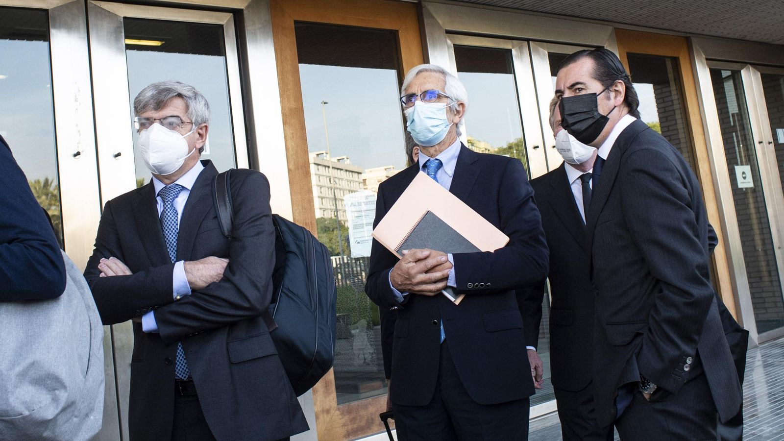 L'ex president d'Escal UGS, Recaredo del Potro (centre), i el conseller delegat, José Luis Martínez Dalmau (esquerra), a la seua arribada al judici acusats de delicte mediambiental