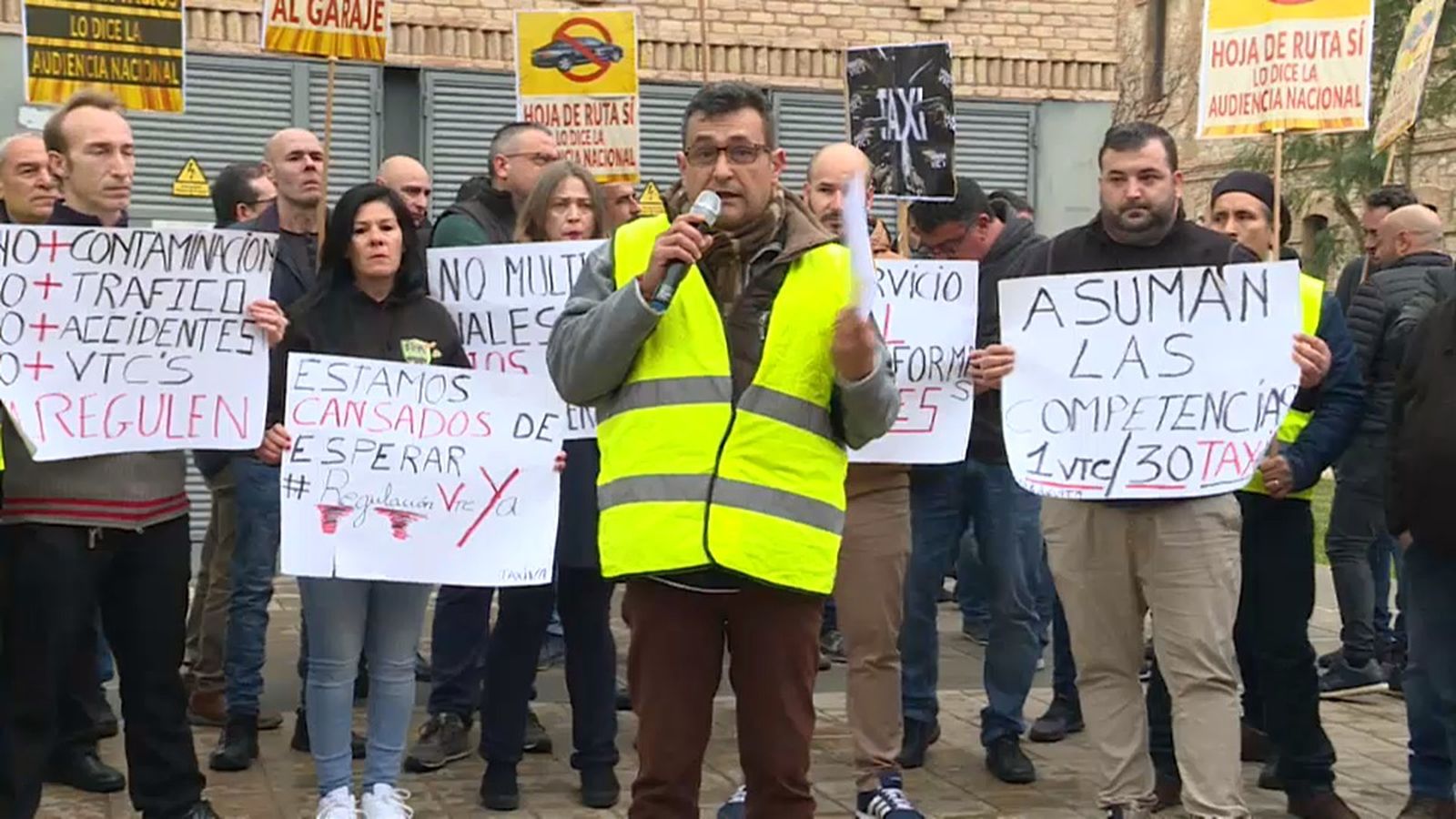 La protesta ha reunit un centenar de taxistes davant la Conselleria d'Obres Públiques