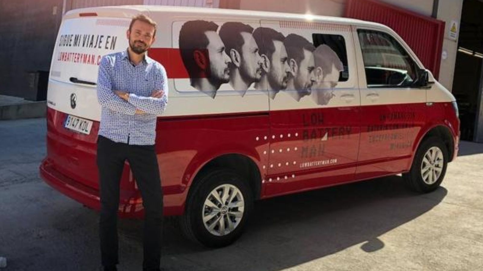 Servando Castelló Juan al costat de la furgoneta amb què recorrerà la península Ibèrica