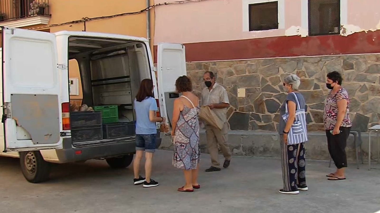 Diversos veïns de la Font de la Reina compren el pa al forner ambulant aquest dimecres