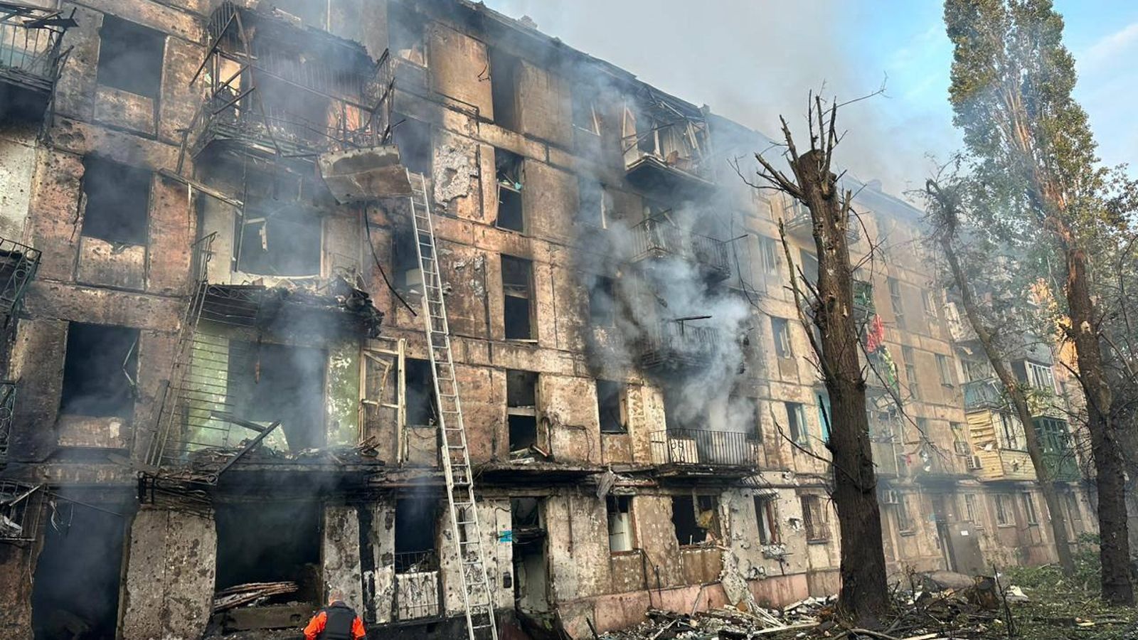 Edifici residencial greument danyat per un atac amb míssils russos en Kryvyi Rih, Ucraïna