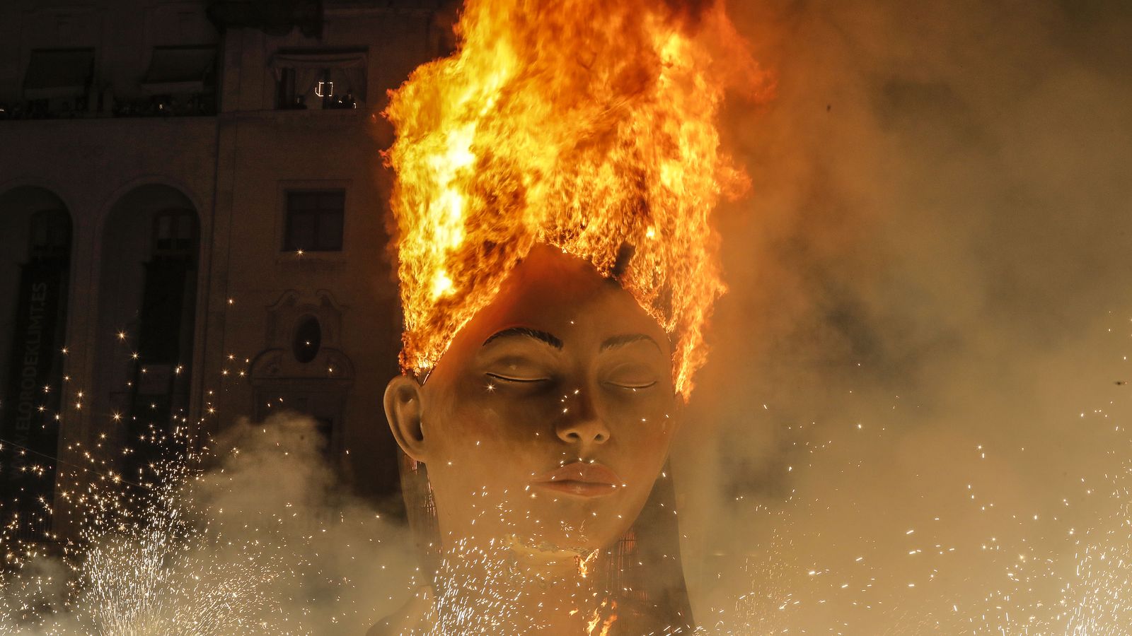 Cremà de la falla ‘La Meditadora’, a la plaça de l'Ajuntament de València