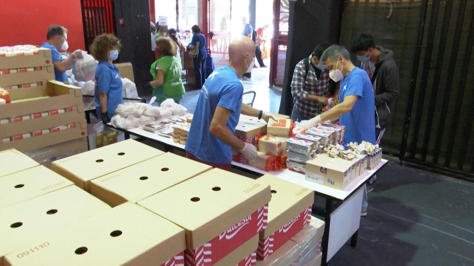 Repartiment d'aliments al Mestalla