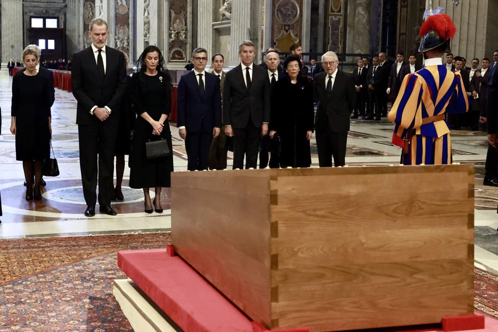 La delegació espanyola, presidida pels reis, dona l'últim adeu al papa Francesc