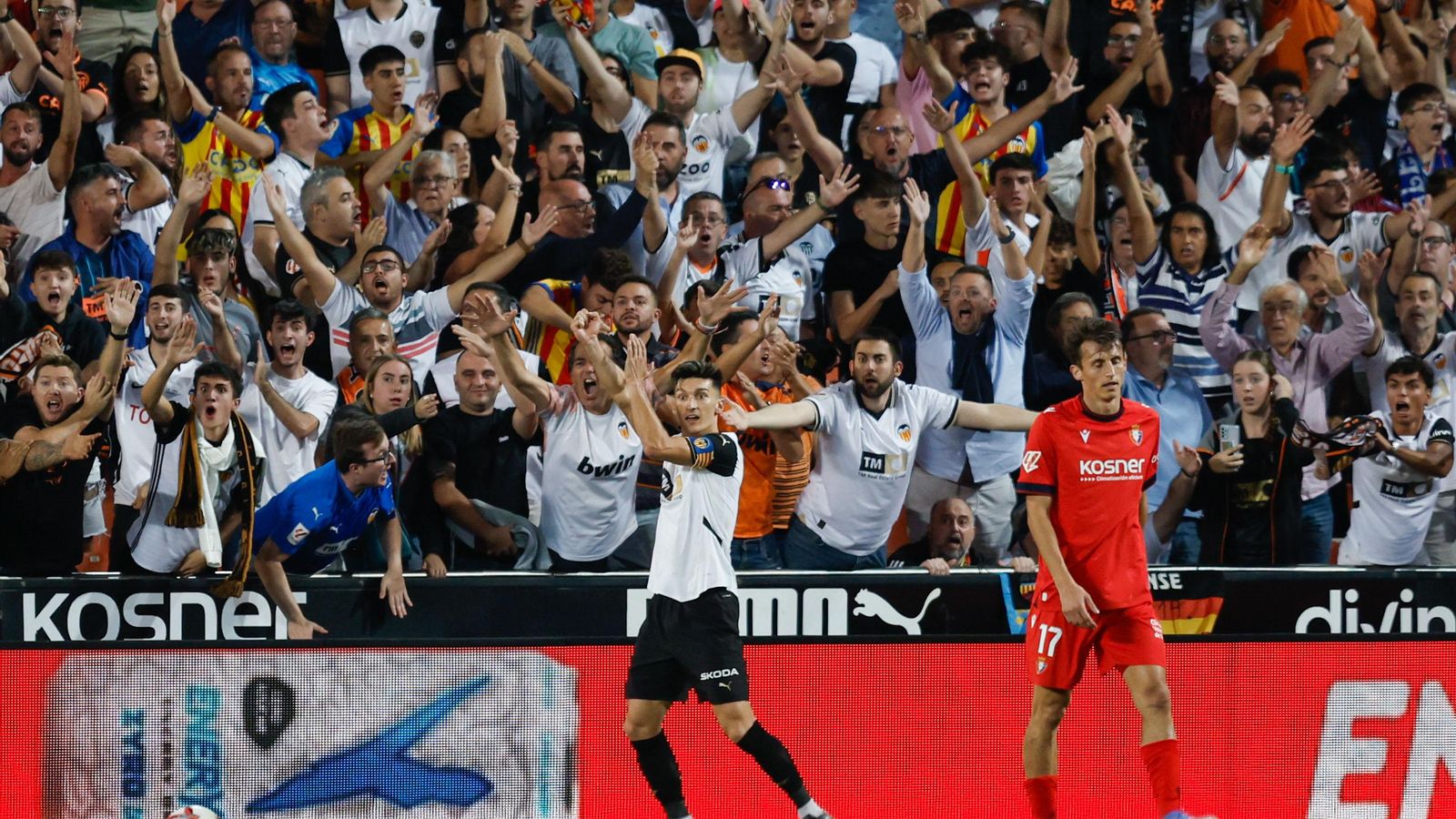 L'afició del València ha reclamat un penal i també l'expulsió del valencià Lucas Torró, de l'Osasuna