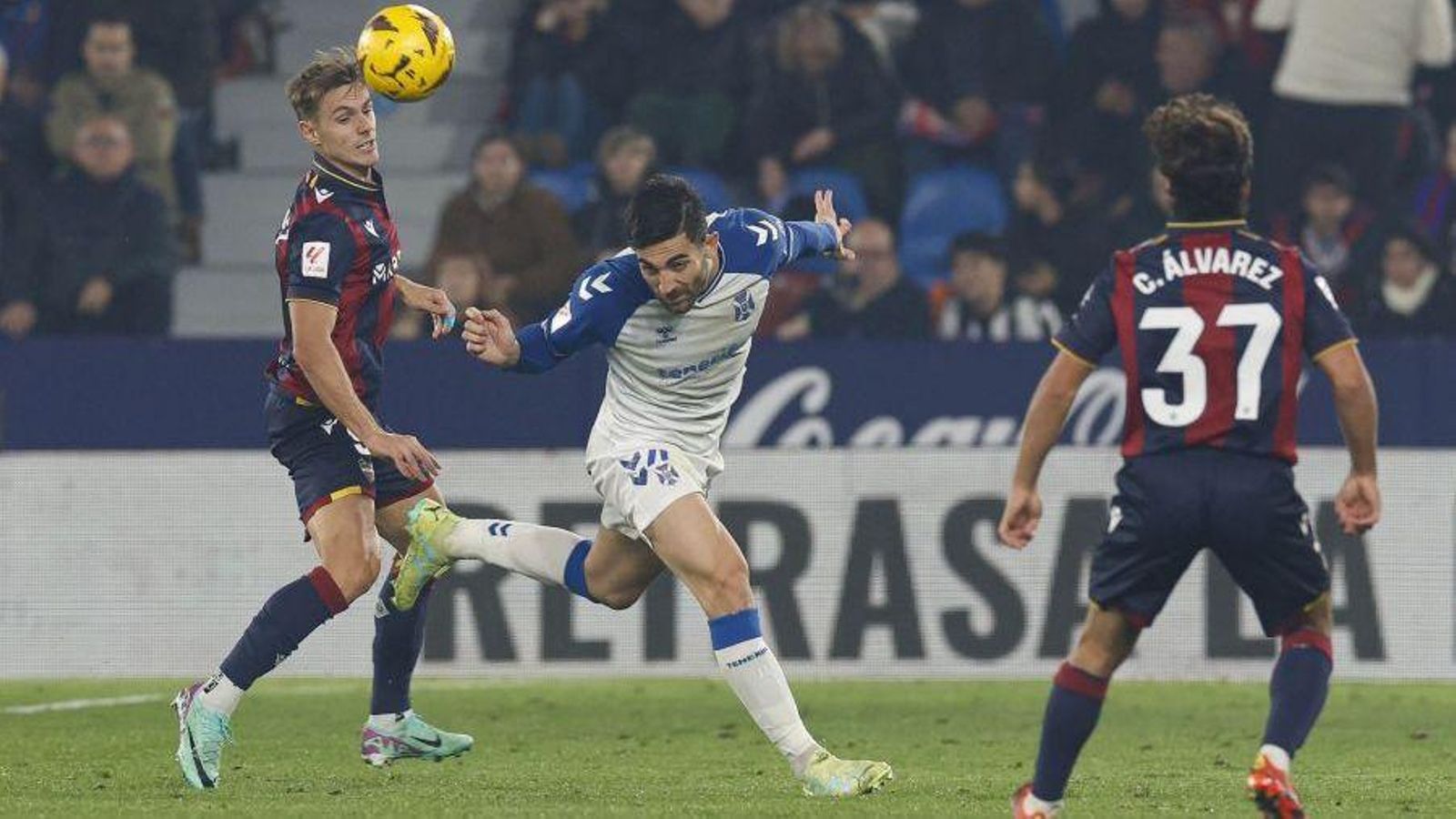 Dani Gómez i Carlos Álvarez, en una acció del partit Dani Gómez i Carlos Álvarez, en una acció del partit