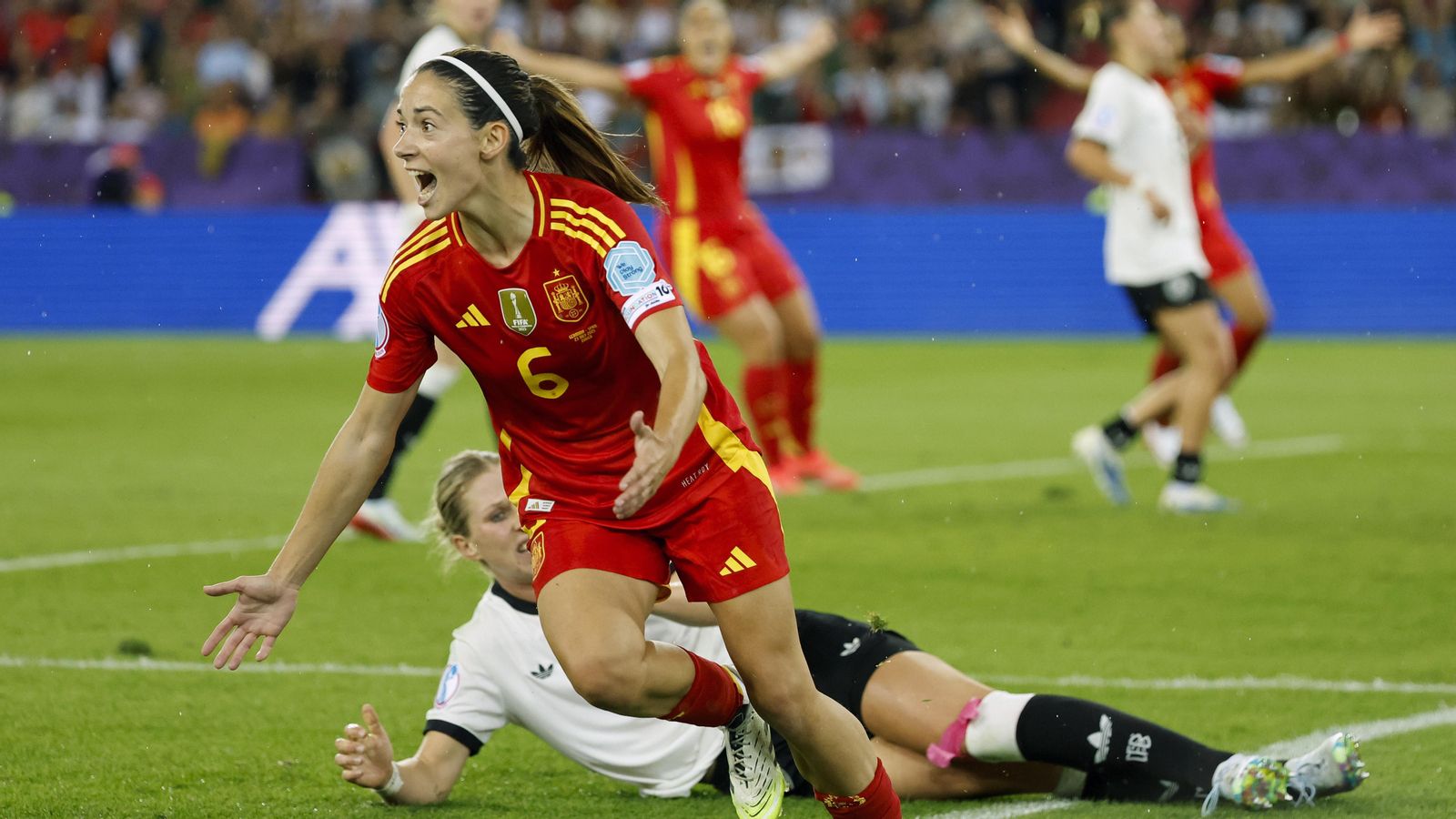 Aitana Bonmatí celebra el gol de la victòria